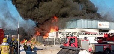 Incendi en una fàbrica de Polinyà. Autor: cedida.