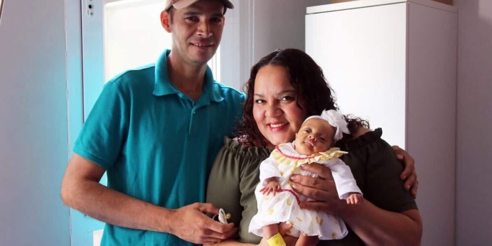 Foto portada: la Melany Abigail Romero Rodríguez, amb els seus pares. Autor: Hospital Parc Taulí / cedida.
