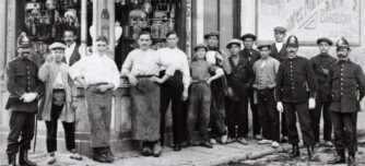 Foto portada: treballadors de les gasoses La Bohèmia i altres personatges al Quiosc de Canaletas, al carrer de Latorre (1916). Autor desconegut. Font: AHS.