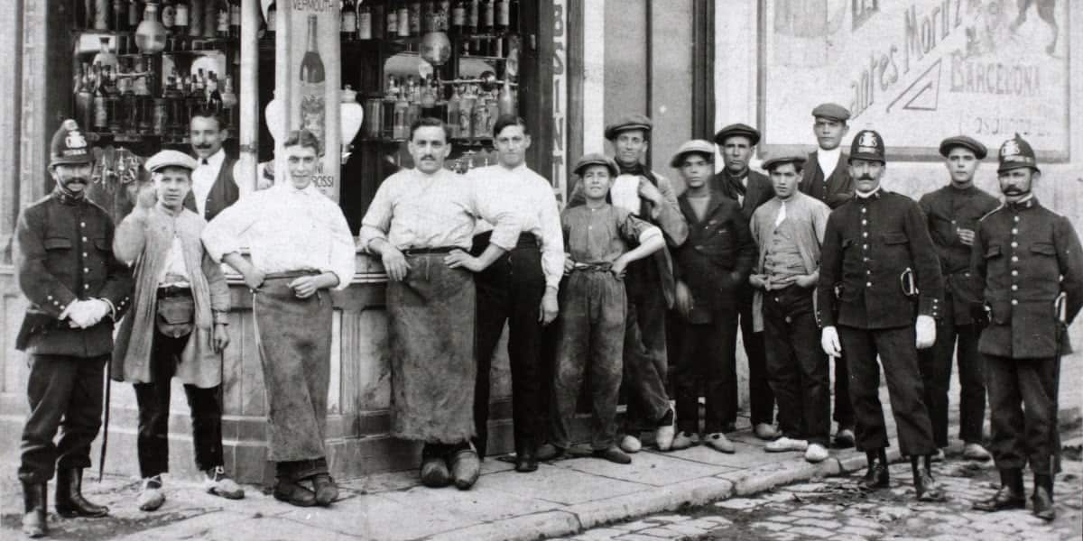 Foto portada: treballadors de les gasoses La Bohèmia i altres personatges al Quiosc de Canaletas, al carrer de Latorre (1916). Autor desconegut. Font: AHS.