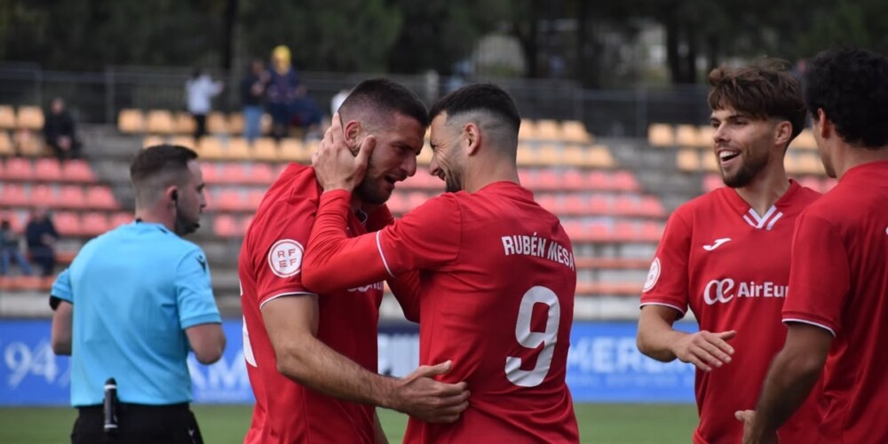 Foto de portada: Arthur Bonaldo, celebrant un gol amb Roque Mesa. CD Estepona