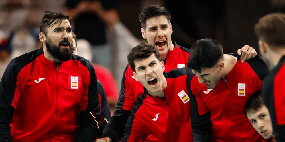 Foto de portada: Els 'Hispanos' celebrant la victòria. RFEB