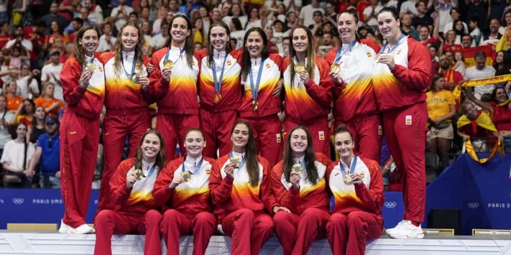 Foto de portada: Foto d'equip amb l'or. COE, via X
