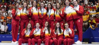 Foto de portada: Foto d'equip amb l'or. COE, via X