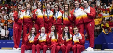 Foto de portada: Foto d'equip amb l'or. COE, via X