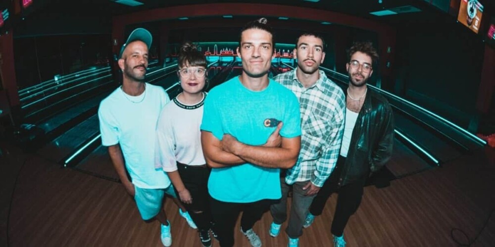 Foto portada: els Catarres i els Figa Flawas en una imatge promocional quan van revisitar la cançó 'Jenifer'.