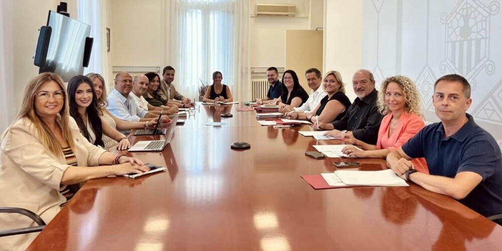 Foto portada: els 16 regidors de l'equip de govern del PSC i Junts, en la primera reunió oficial després de les vacances. Autor: Ajuntament.