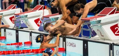 Foto portada: celebració dels quatre nedadors després del 4x100. Autor: Paralímpicos.