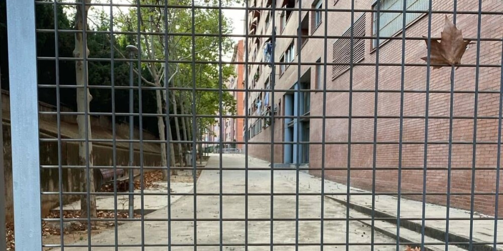 Foto portada: la reixa instal·lada per l'AV Torreguitart al carrer de l'Alcalde Crespí. Autora: C.S / cedida.