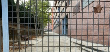 Foto portada: la reixa instal·lada per l'AV Torreguitart al carrer de l'Alcalde Crespí. Autora: C.S / cedida.