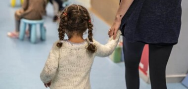 Foto portada: una nena i una educadora en un programa similar impulsat a l'ajuntament de Barcelona l'any 2021. Font: Ajuntament de Barcelona.
