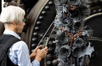 Foto de portada: visitant contemplant l’obra de l’artista Tanja Smeets al Vapor Buxeda Vell en el marc de la biennal Manifesta. Autora: Alba Garcia.