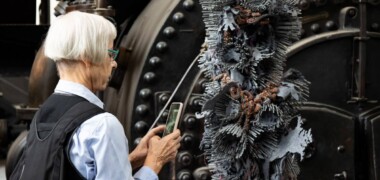 Foto de portada: visitant contemplant l’obra de l’artista Tanja Smeets al Vapor Buxeda Vell en el marc de la biennal Manifesta. Autora: Alba Garcia.