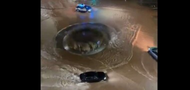Fragment de vídeo amb la plaça de Catalunya amb aigua per totes bandes.