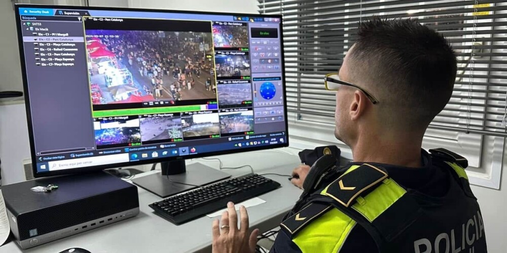 Foto portada: un agent de la Policia Municipal en el centro de comendament revisant les càmeres de l'Eix Macià. Autor: @policiasabadell via Twitter.