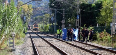 Foto portada: el lloc de les vies on s'ha produït l'atropellament mortal d'una menor a Montcada i Reixac. Autor: ACN.