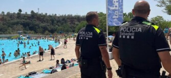 Foto portada: agents de la Policia Municipal, a la Bassa. Autor: @policiasabadell via Twitter.