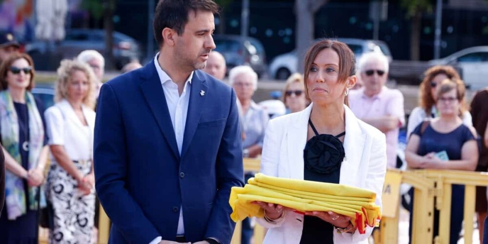 Foto portada: el portaveu del PSC a l'Ajuntament, Pol Gibert, i l'alcaldessa de Sabadell, Marta Farrés, a l'acte oficial de la Diada, aquest dimecres. Autor: David Jiménez.