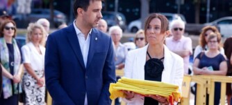 Foto portada: el portaveu del PSC a l'Ajuntament, Pol Gibert, i l'alcaldessa de Sabadell, Marta Farrés, a l'acte oficial de la Diada, aquest dimecres. Autor: David Jiménez.