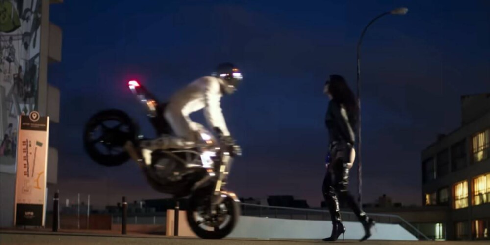 Foto portada: una captura del vídeoclip de Perry, a la UAB.