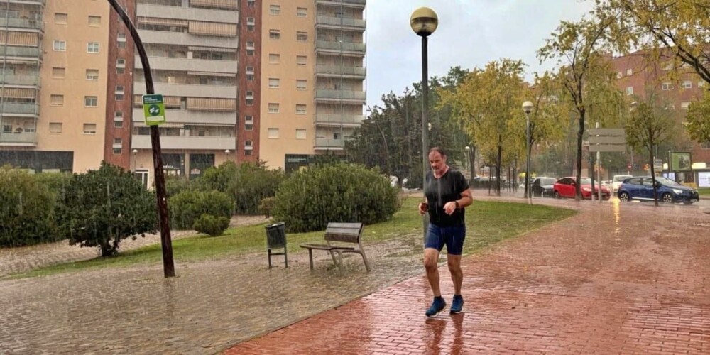 Foto portada: un corredor, sorprès per la pluja. Autor: J.d.A.