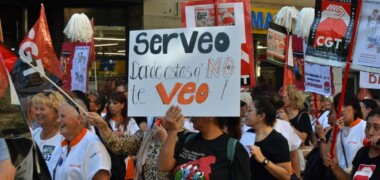 Manifestació de les treballadores de la neteja de l'Ajuntament denunciant incompliments de Serveo. Autor: Jordi M.