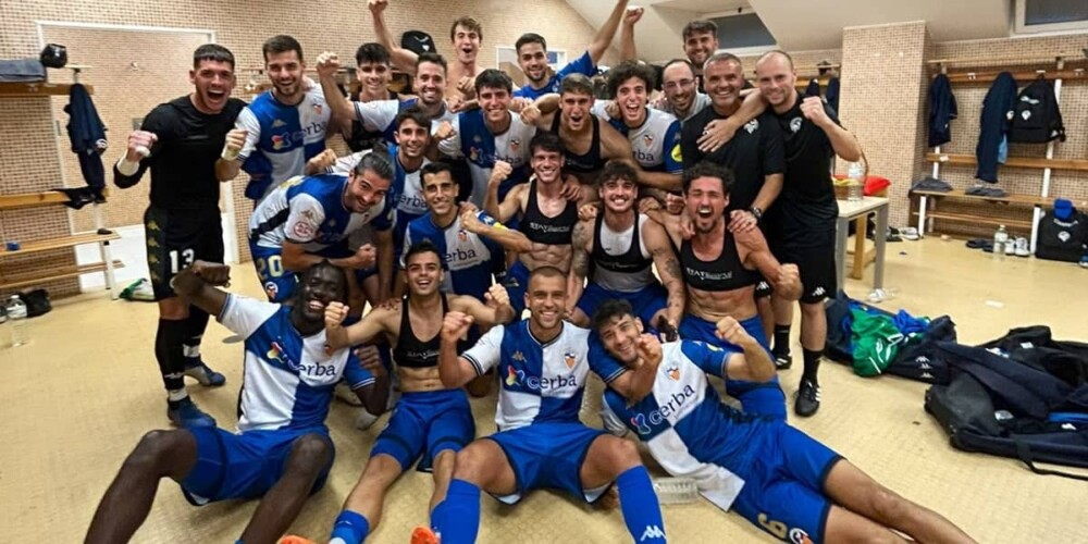 Foto portada: els jugadors del CE Sabadell celebrant la classificació. Autor: @cesabadell.