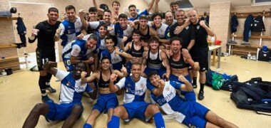 Foto portada: els jugadors del CE Sabadell celebrant la classificació. Autor: @cesabadell.
