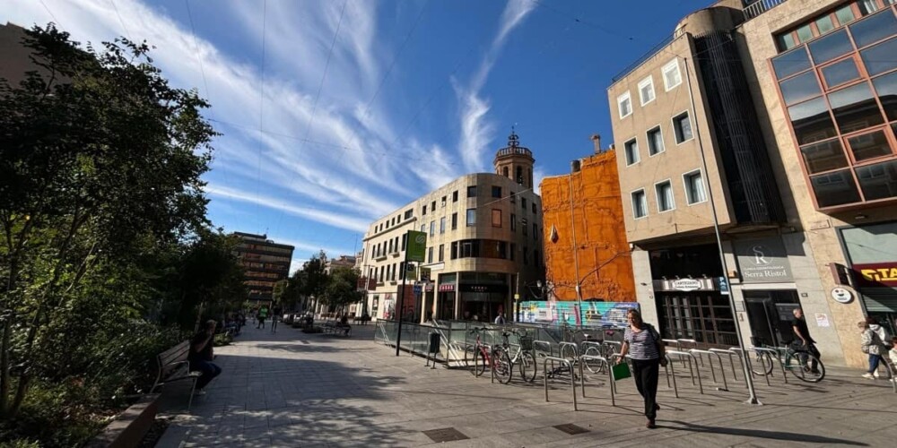 Foto portada: el Passeig de la plaça Major, aquest divendres al matí, amb la xarxa lumínica ja instal·lada. Autor: J.d.A.
