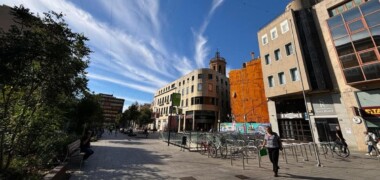 Foto portada: el Passeig de la plaça Major, aquest divendres al matí, amb la xarxa lumínica ja instal·lada. Autor: J.d.A.