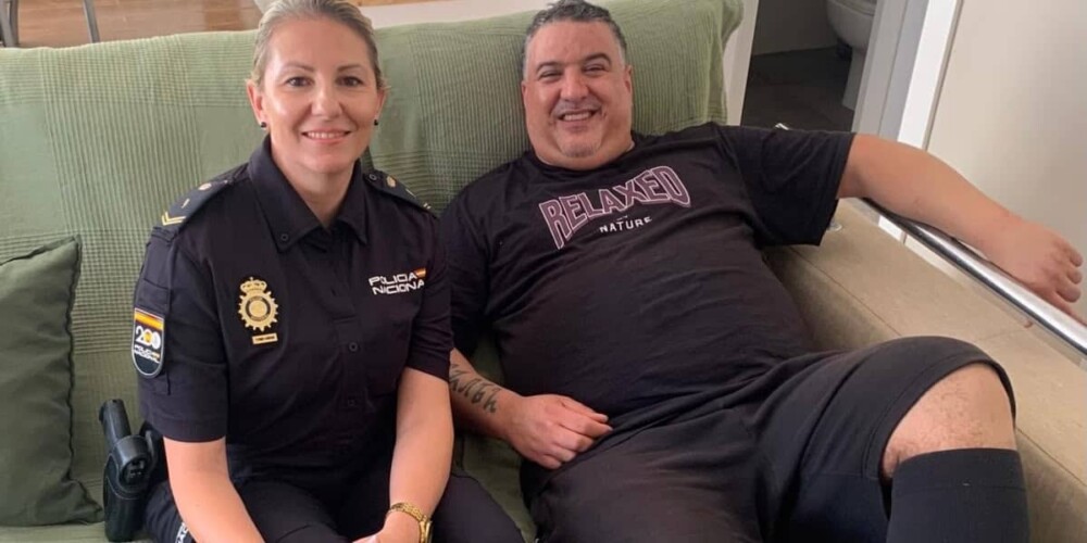 Foto portada: l'agent de la Policia Nacional i l'home que va patir la rotura de l'artèria tibial. Font: Policia Nacional.