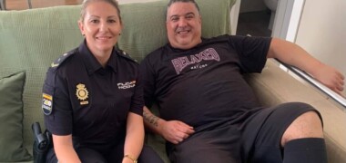 Foto portada: l'agent de la Policia Nacional i l'home que va patir la rotura de l'artèria tibial. Font: Policia Nacional.