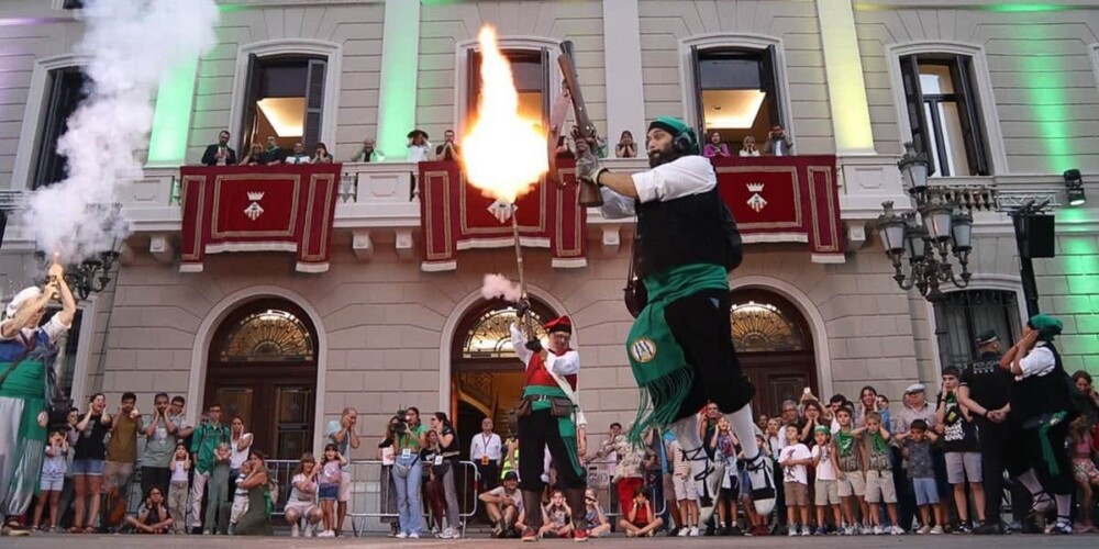 Foto portada: els trabucaires de Sabadell, donant el tret de sortida a la Festa Major. Autora: Dihor.