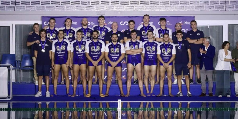Foto portada: la plantilla del CN Sabadell, després del partit. Autor: RFEN.