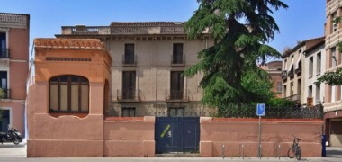 Foto portada: exterior de la Casa Grau, des de la plaça del Gas. Autor: Viquipèdia.