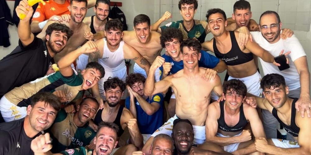 La plantilla del CE Sabadell celebrant la victòria a Andratx. Autor: CES via Twitter.