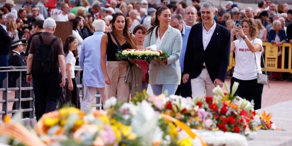 Foto portada: la representació del CN Sabadell, amb les waterpolistes Maica Garcia i Judith Forca i el president, Claudi Martí. Autor: David Jiménez.