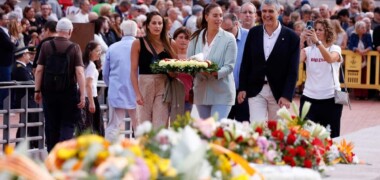Foto portada: la representació del CN Sabadell, amb les waterpolistes Maica Garcia i Judith Forca i el president, Claudi Martí. Autor: David Jiménez.