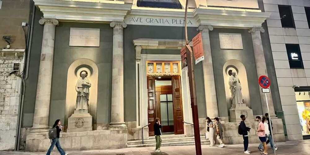 Foto portada: la façana del Cor de Maria, de nit. Autor: Cor de Maria / Facebook.