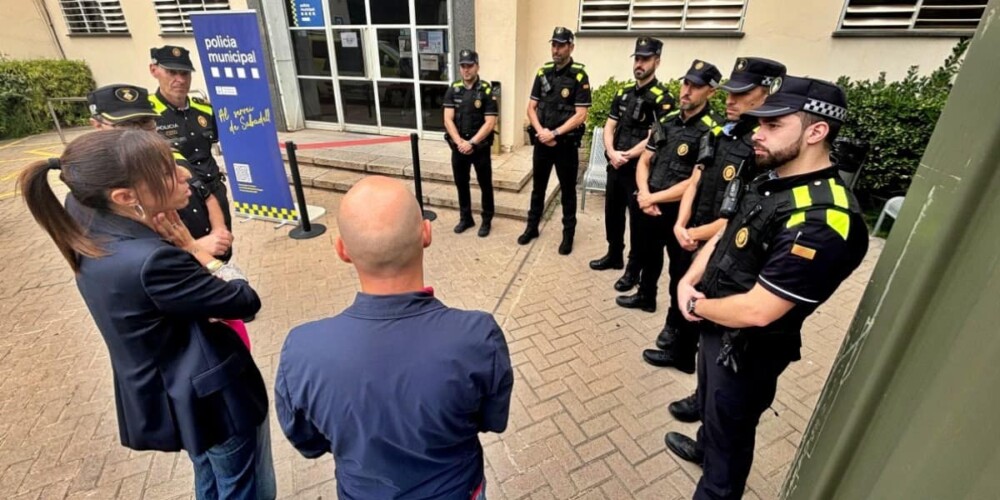 Foto portada: l'alcaldessa de Sabadell, Marta Farrés, parlant amb sis agents de la Policia Municipal, aquest dimarts. Autor: J.d.A.