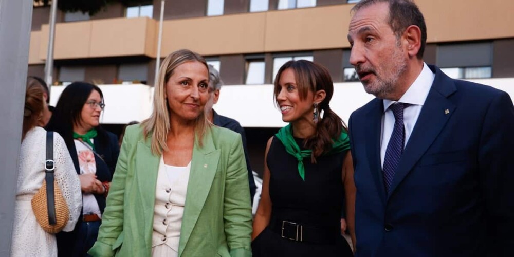 La consellera de Feminismes, Eva Menor, l'alcaldessa de Sabadell, Marta Farrés, i el conseller de Justícia, Ramon Espadaler. Autor: David Jiménez.