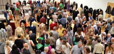 Foto portada: inauguració de la mostra 'Sabadell teixeix', amb l'Espai Cultura ple a rebossar. Autor: J.d.A.