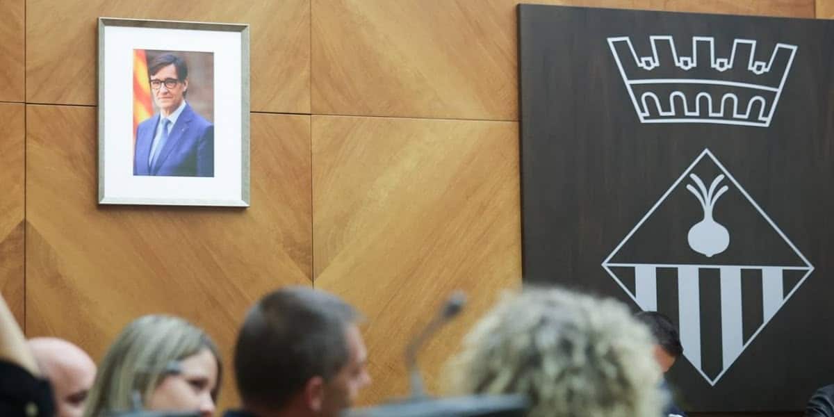 El retrat de Salvador Illa s'ha estrenat al ple. Autor: Dihor.