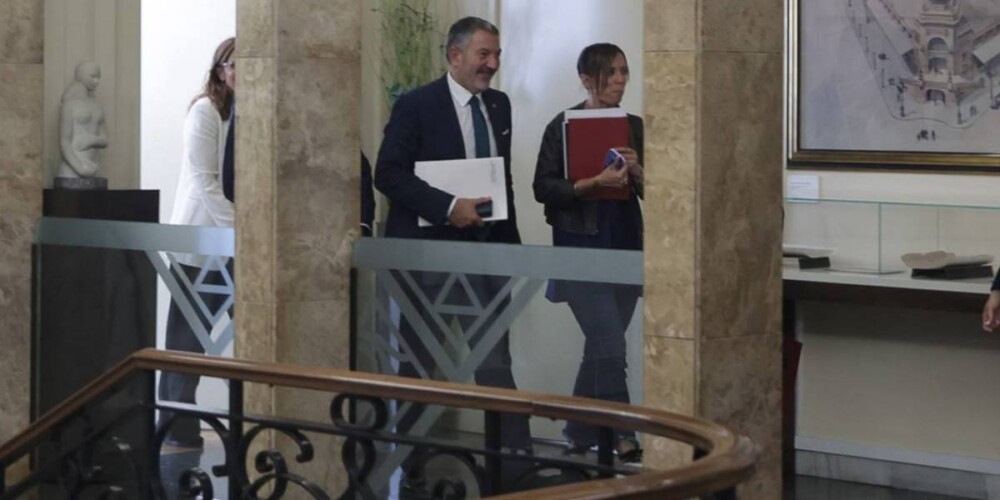 Foto portada: el conseller d'Empresa, Miquel Sàmper, i l'alcaldessa de Sabadell, Marta Farrés, sortint de la reunió. Autora: Dihor.