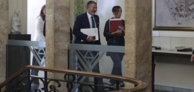 Foto portada: el conseller d'Empresa, Miquel Sàmper, i l'alcaldessa de Sabadell, Marta Farrés, sortint de la reunió. Autora: Dihor.