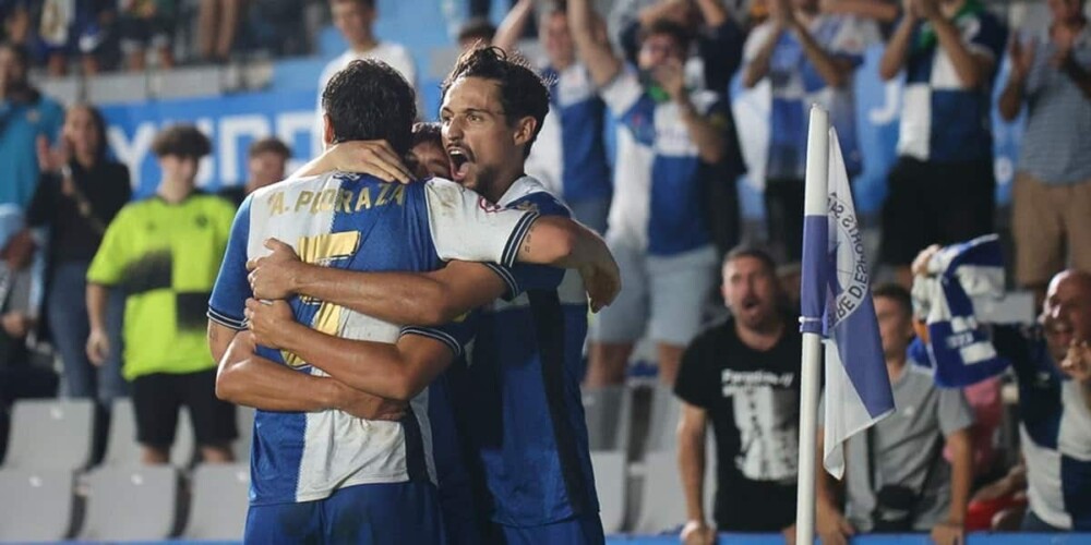 Jugadors celebrant un gol a la Nova Creu Alta. Autor: Dihor.