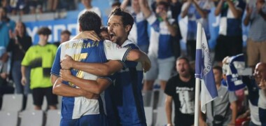 Jugadors celebrant un gol a la Nova Creu Alta. Autor: Dihor.