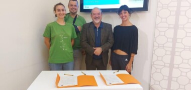 Foto de portada: El regidor Robles amb els representants de les dues colles adherides al programa d'enguany. Autor: Albert P