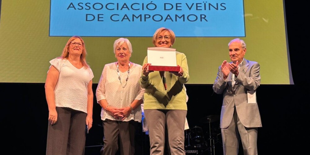 Representants de l'AVV de Campoamor, recollint el reconeixement pel projecte 'Escola de vida'. Autor: cedida.