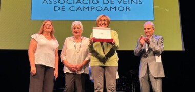 Representants de l'AVV de Campoamor, recollint el reconeixement pel projecte 'Escola de vida'. Autor: cedida.